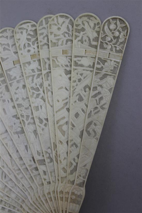 A Chinese export ivory brise fan, 19th century, 19cm, lacking guards